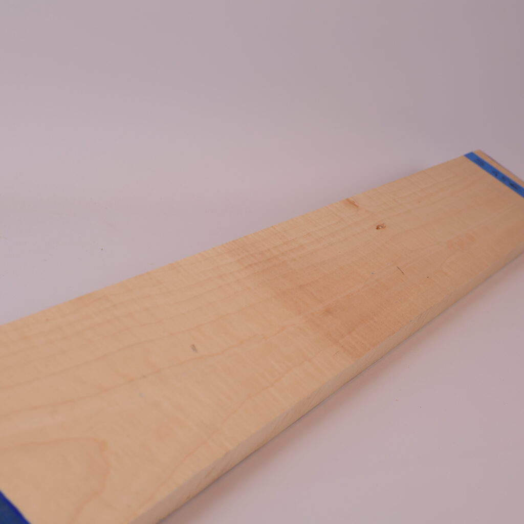 Manche guitare érable ondé 1S 66x10x2.5cm – J21 Manche guitare érable ondé 1S 66x10x2.5cm – J21