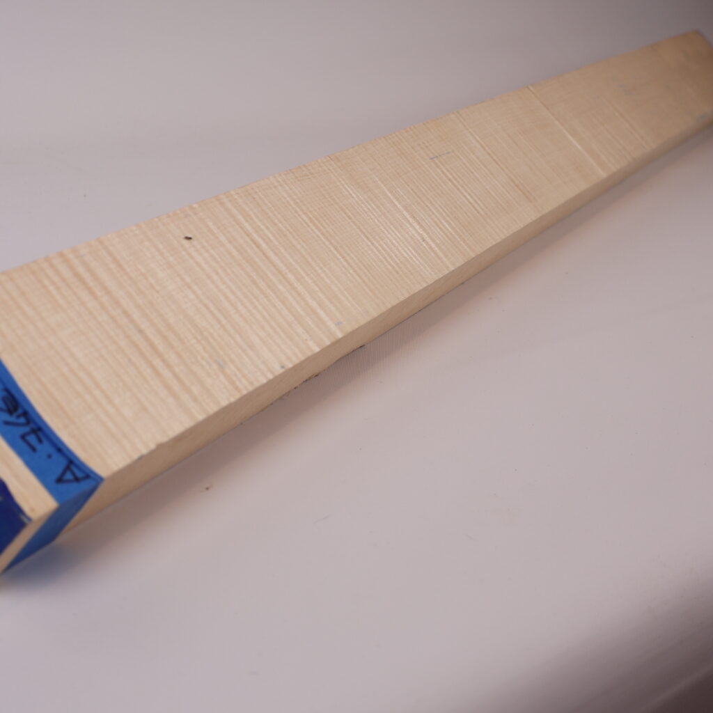 Manche guitare érable ondé 1A 98x8x4.5cm – M18 Manche guitare érable ondé 1A 98x8x4.5cm – M18