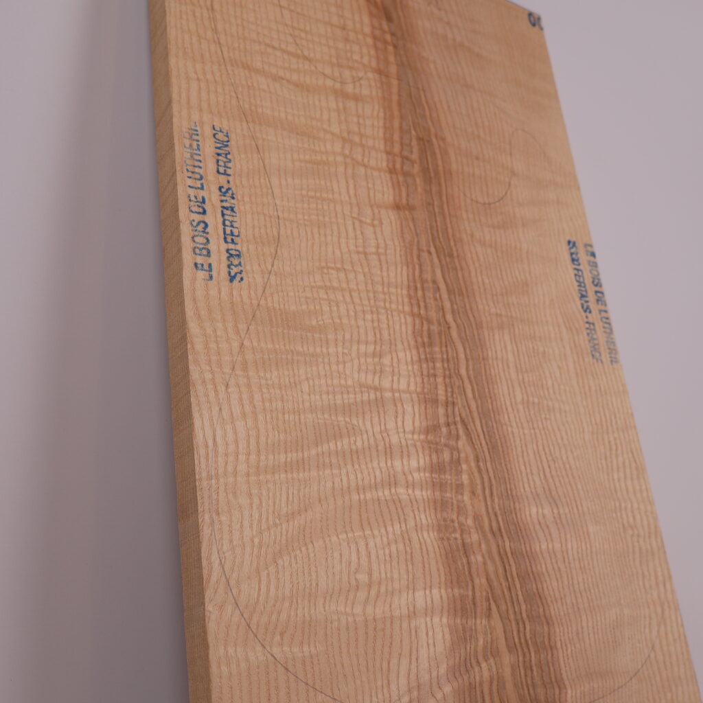 Table guitare électrique frêne ondé 1A – 20mm FRON-18