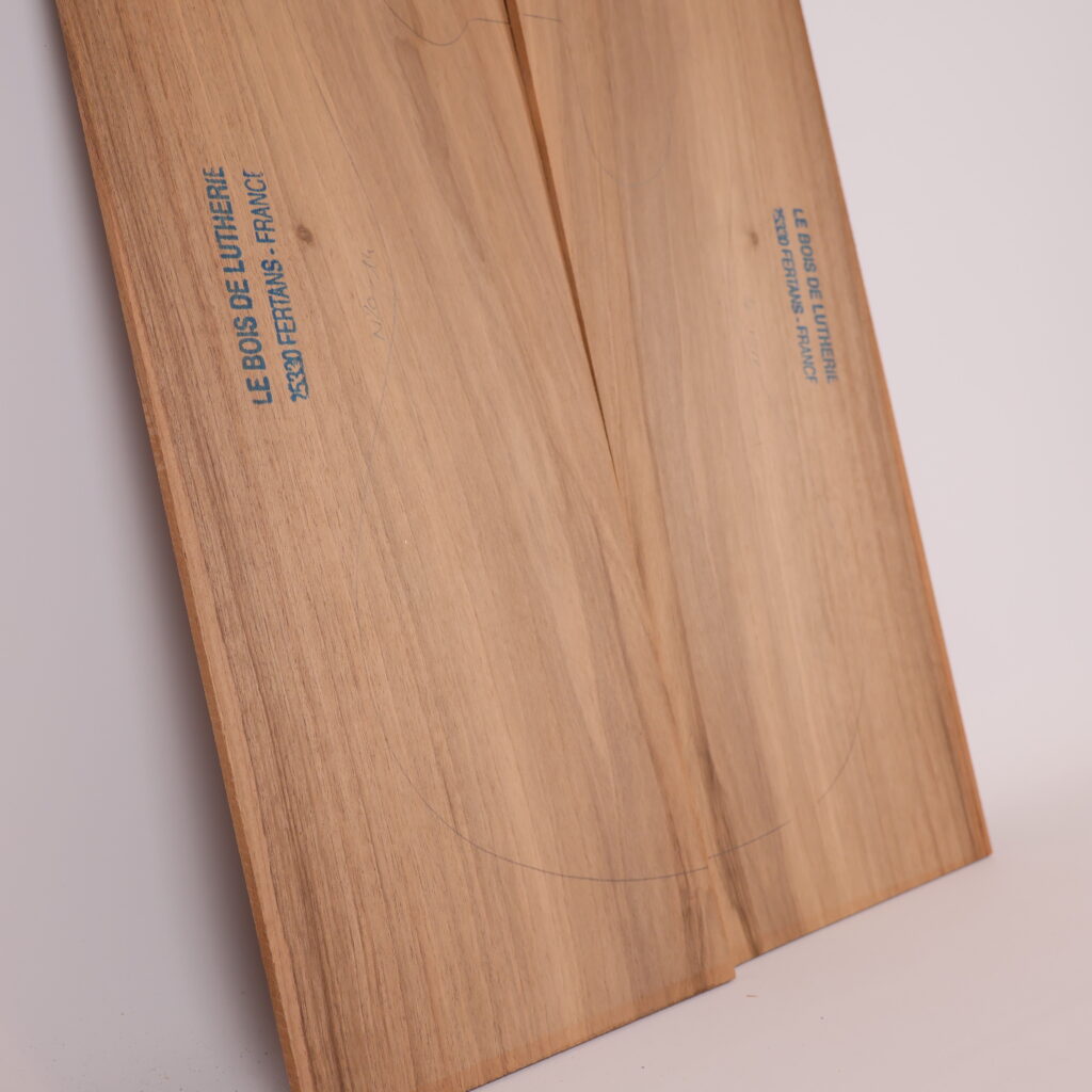 Table guitare électrique noyer 1A – 4mm NO20-14