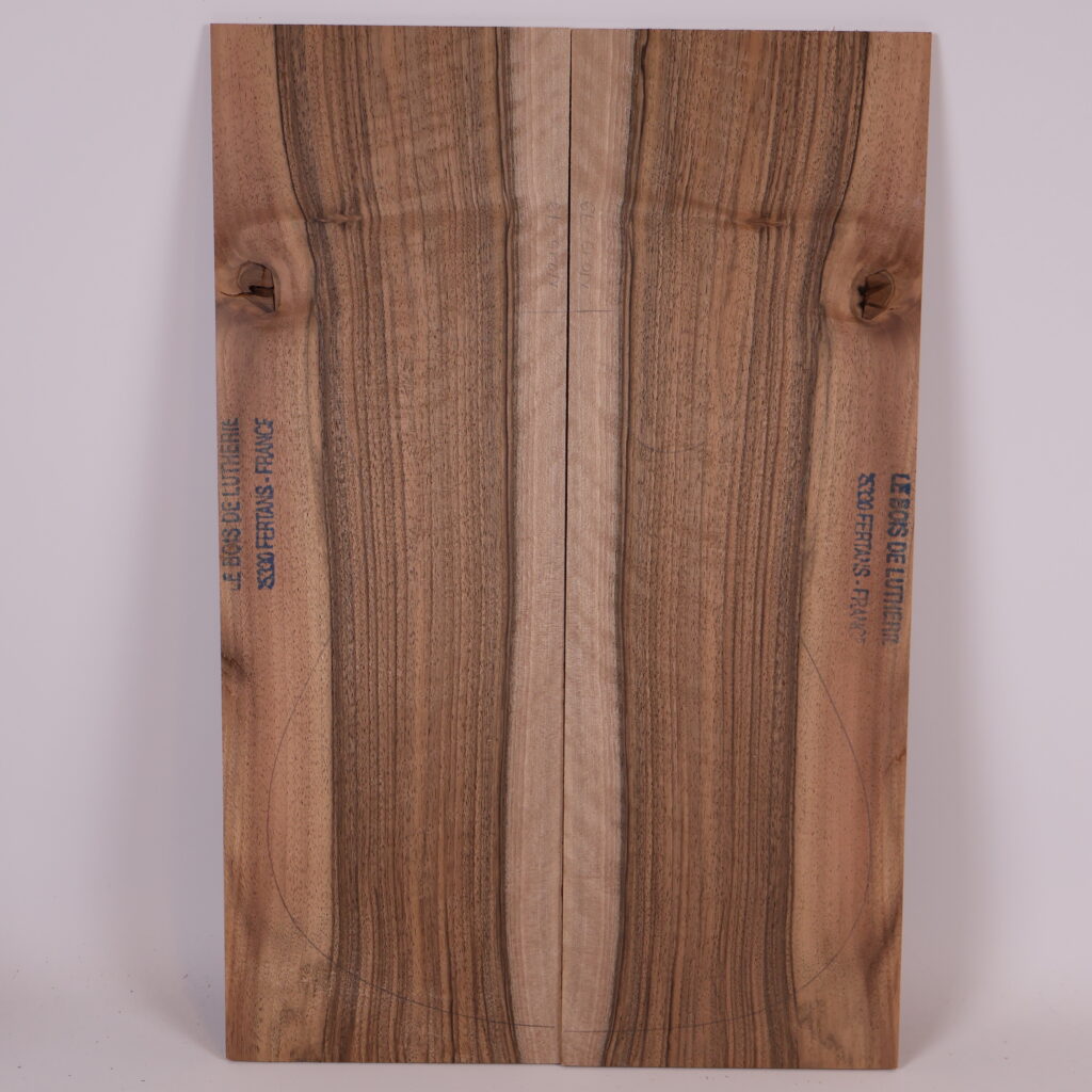 Table guitare électrique noyer 1B – 4mm NO19-79