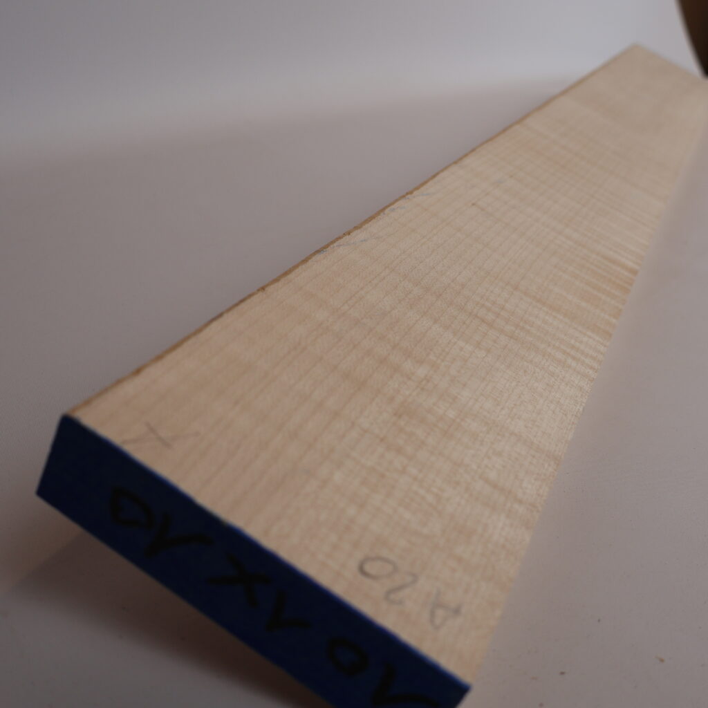 Manche guitare érable ondé 1A 101x10x2.5cm sur quartier – A20 Manche guitare érable ondé 1A 101x10x2.5cm sur quartier – A20