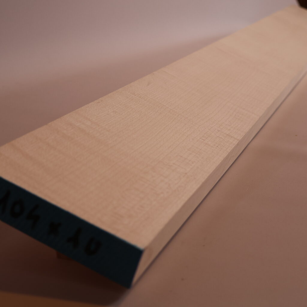 Manche guitare érable ondé 1A+ 104x10x2.5cm sur quartier – B23