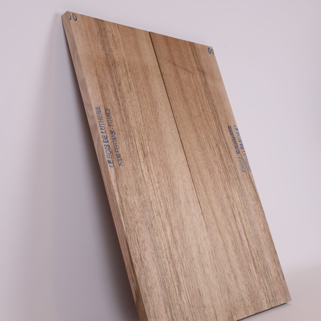 Table guitare électrique  – Noyer 1A – 10mm