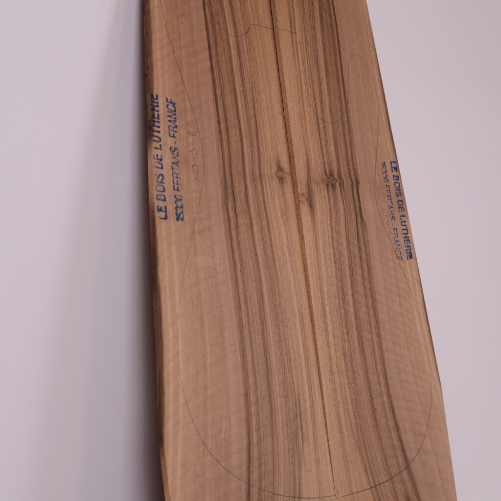 Table guitare électrique noyer 1B – 4mm NO19-82
