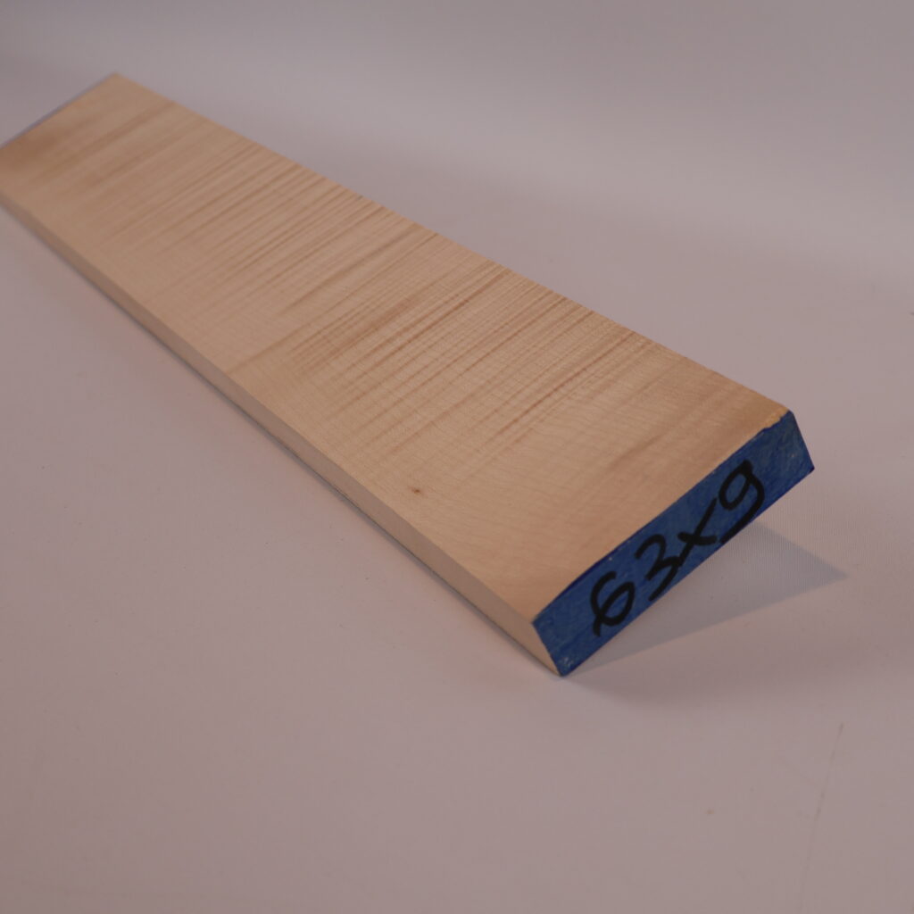 Manche guitare érable ondé 1A 63x9x2.5cm sur quartier -G18