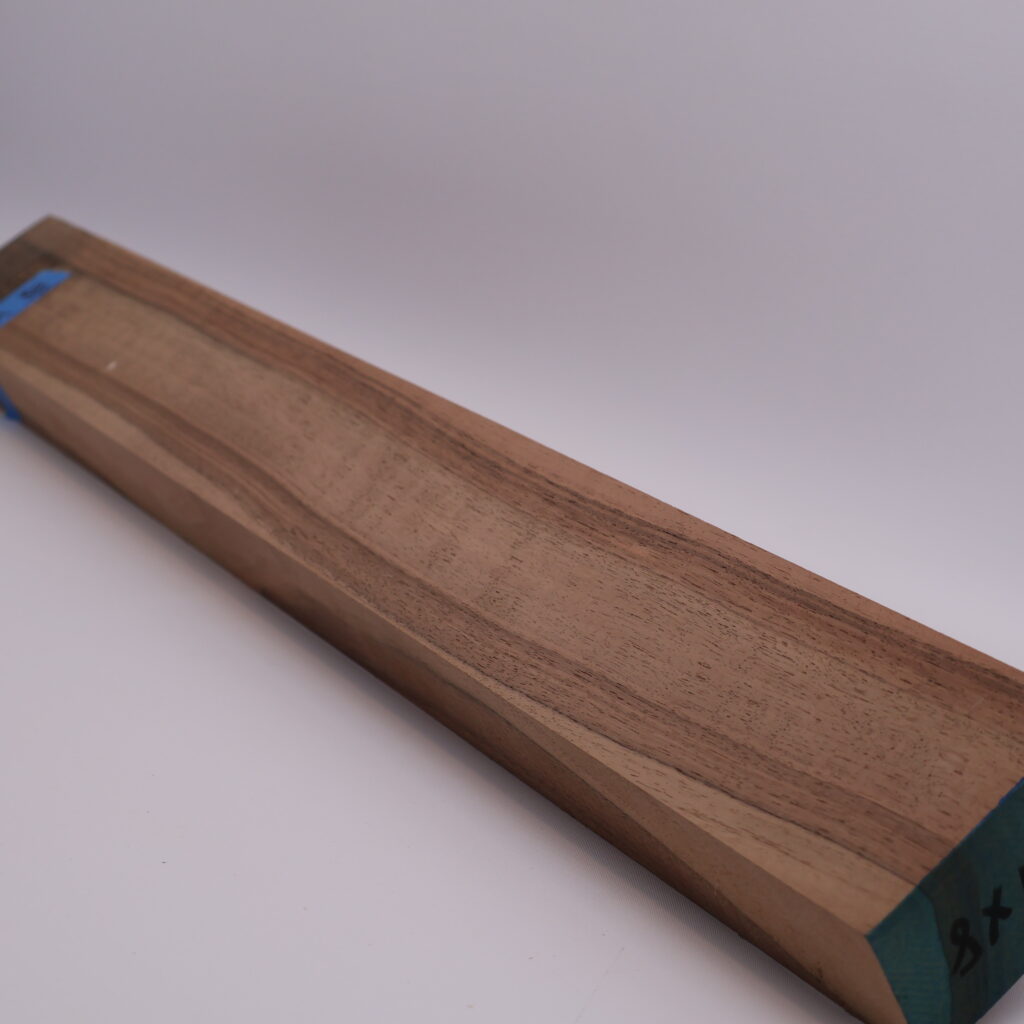 Manche guitare noyer ondé 1A 71x8x4.5cm sur quartier Manche guitare noyer ondé 1A 71x8x4.5cm sur quartier