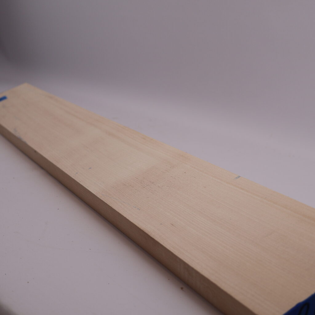 Manche guitare érable ondé 1B 80x10x2.5cm sur quartier