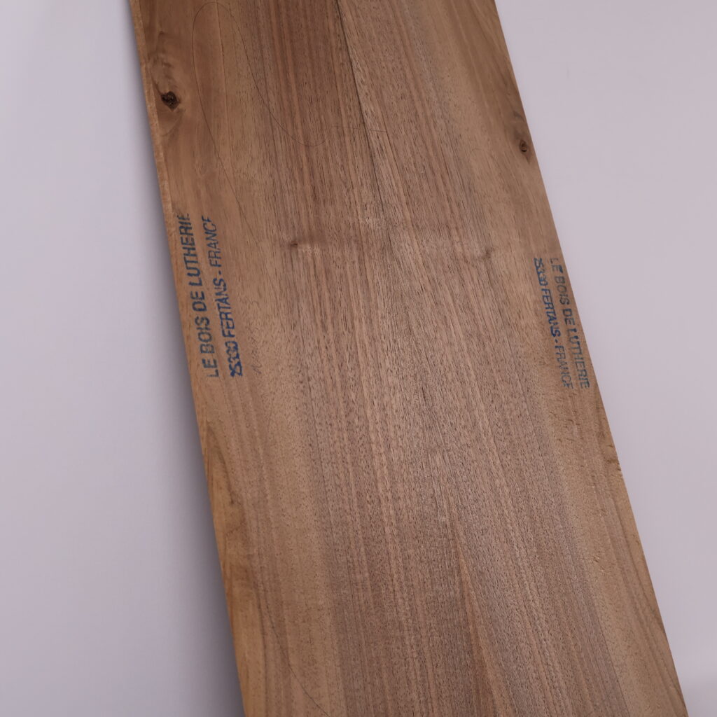 Table guitare électrique noyer 1B – 4mm NO15-3