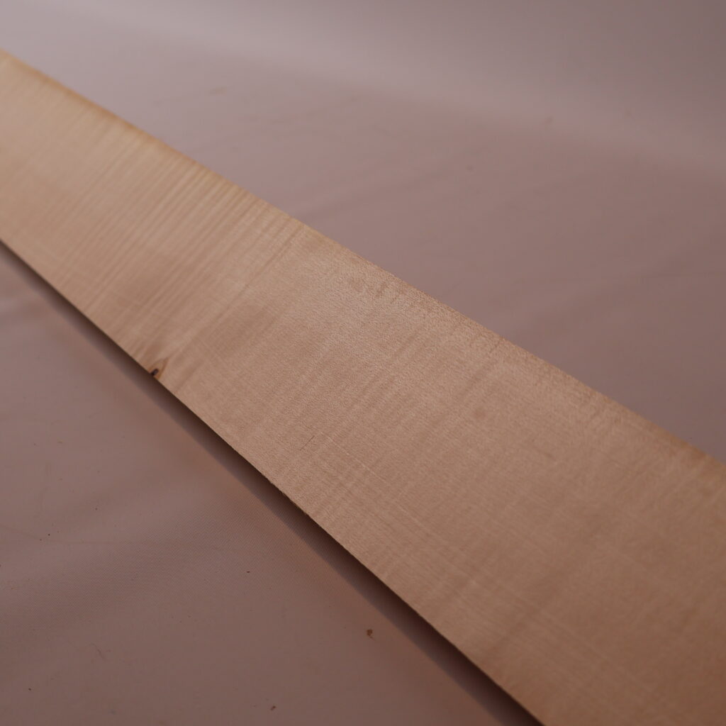 Manche guitare érable ondé 1B 82x8x2.5cm sur quartier – O23