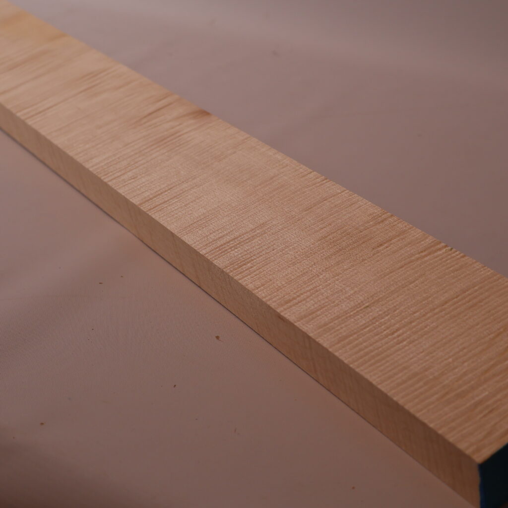 Manche guitare érable ondé 1S 90x10x2.5cm sur quartier – A22