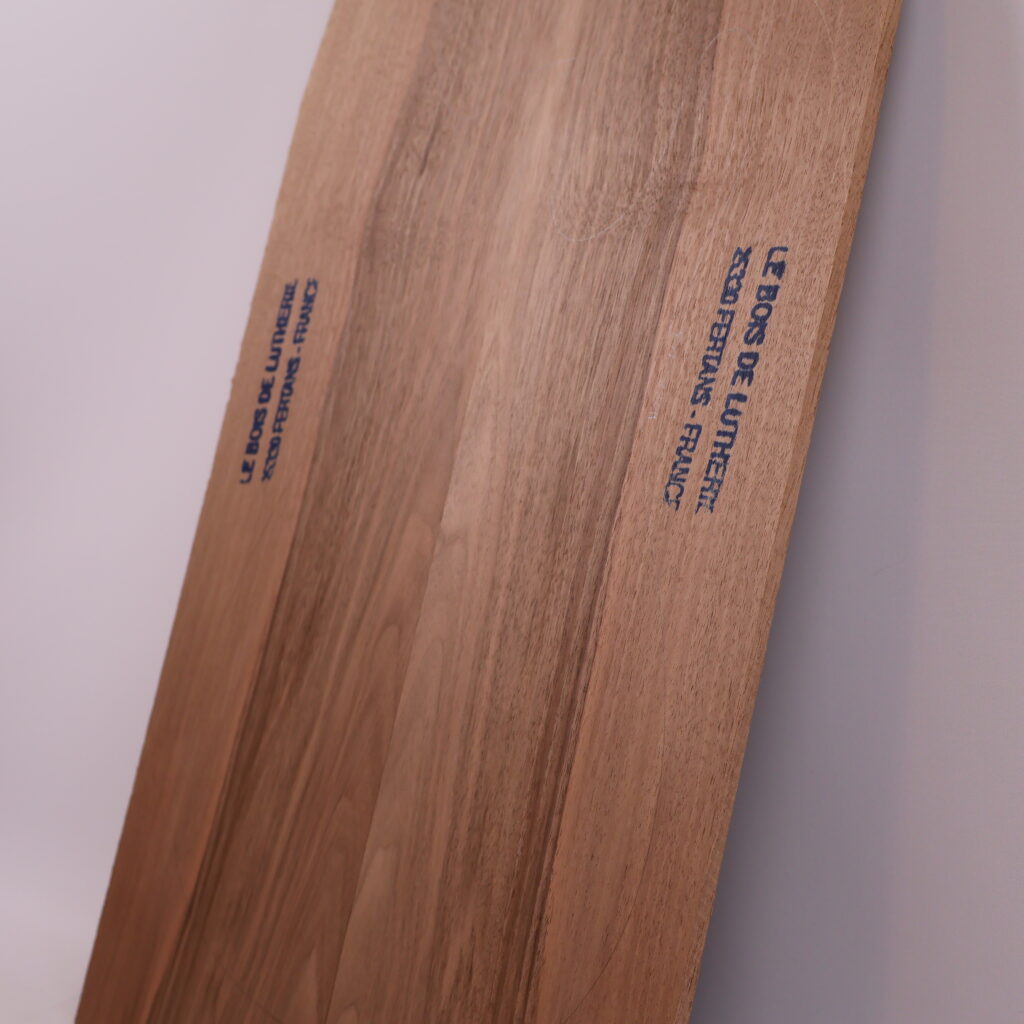 Table guitare électrique noyer 1A – 4mm NO22-113