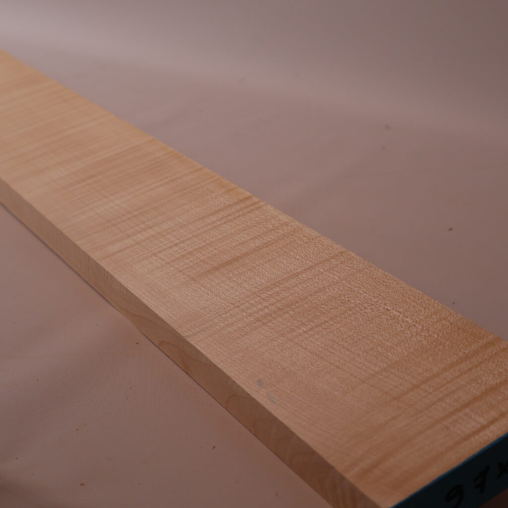 Manche guitare érable ondé 1A 97x10x2.5cm sur quartier – D23