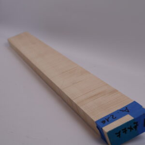 Manche guitare érable ondé 1A 77x7x2.5cm sur quartier – D23 Photo produit Manche guitare érable ondé 1A 77x7x2.5cm sur quartier – D23