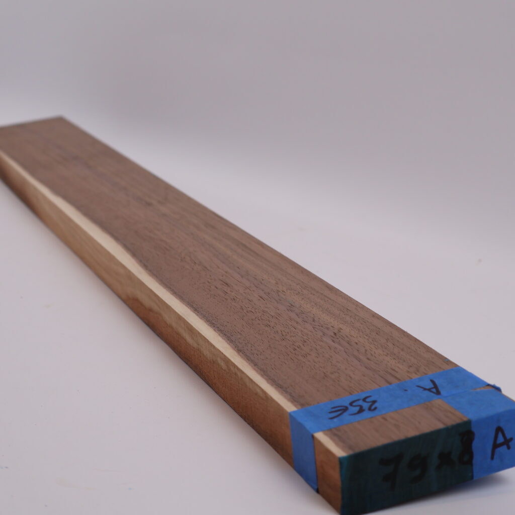 Manche guitare noyer US 1A 79x8x2.5cm sur quartier