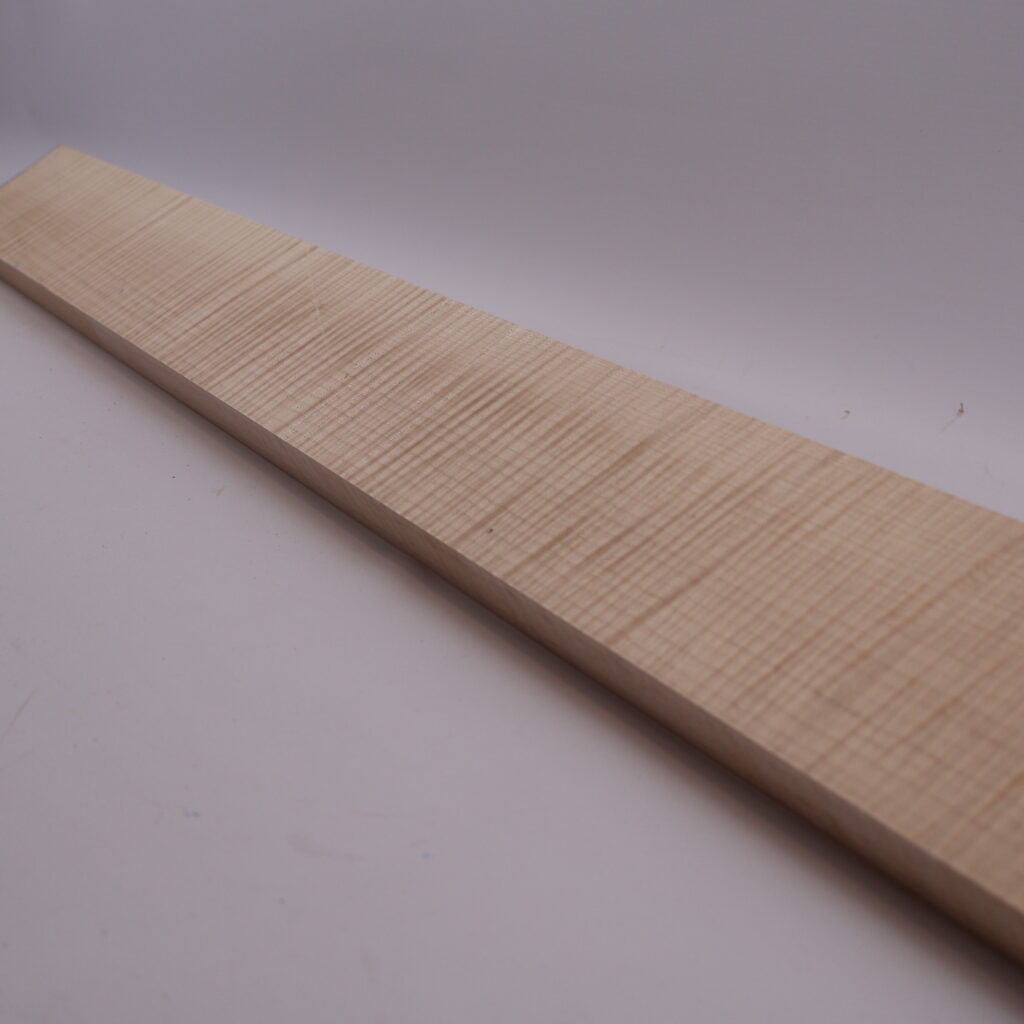 Manche guitare érable ondé 1A 88x8x2.5cm sur quartier – H23