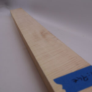 Manche guitare érable ondé 1A 99x8x4,5cm sur quartier – F23 Photo produit Manche guitare érable ondé 1A 99x8x4,5cm sur quartier – F23