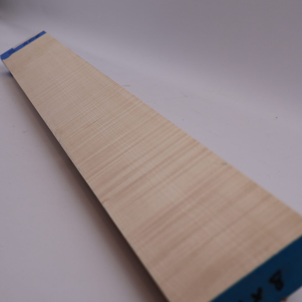 Manche guitare érable ondé 1S 71x8x2.5cm sur quartier – D23