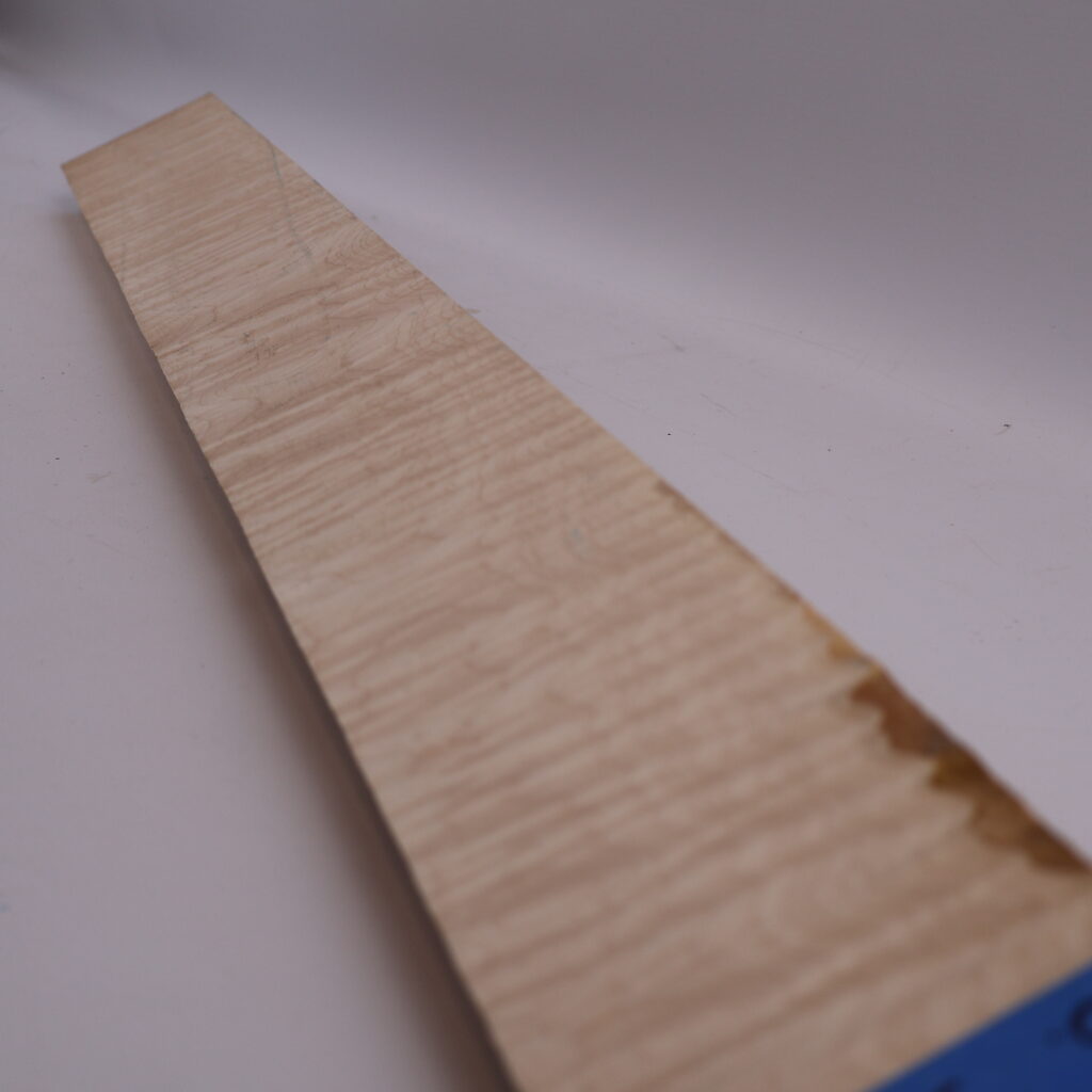 Manche guitare érable ondé 1S 88x8x2.5cm sur couche