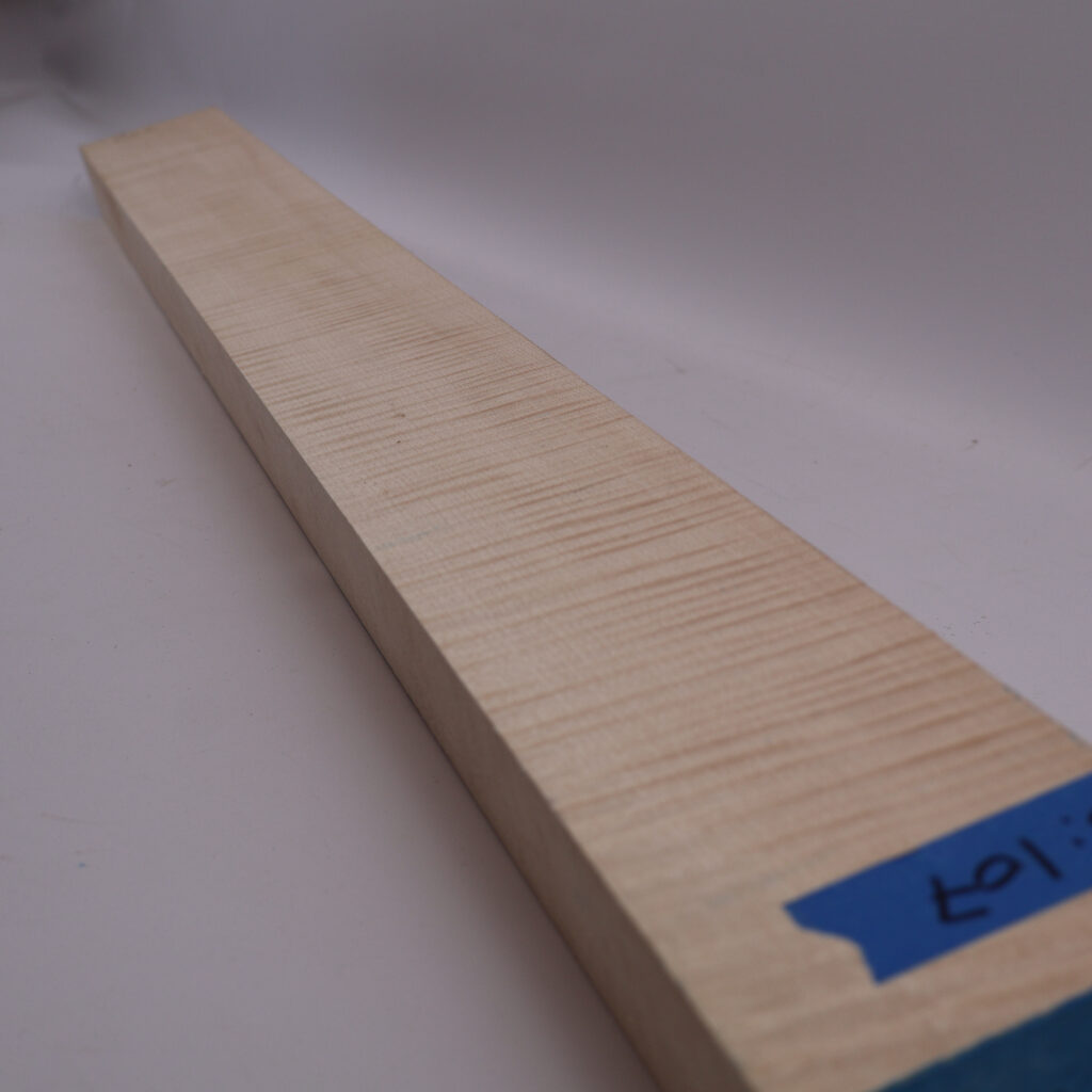 Manche guitare érable ondé 1S 95x8x4,5cm sur quartier – F23