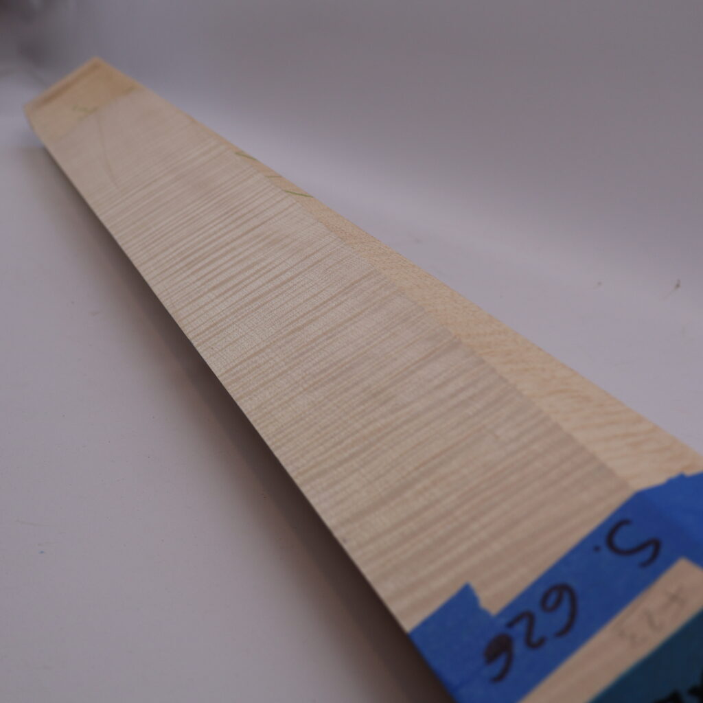 Manche guitare érable ondé 1S 97x9x4,5cm sur quartier – F23