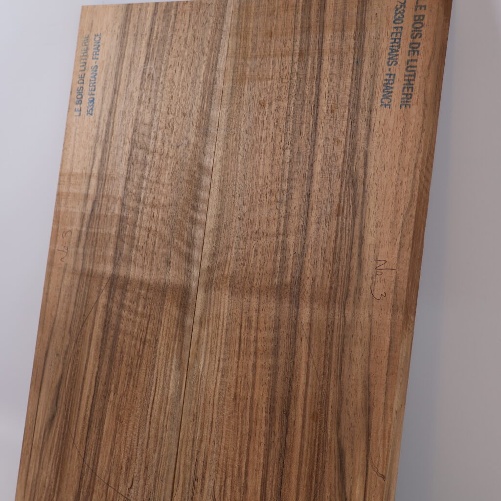 Table guitare électrique noyer 1B – 20mm NO3