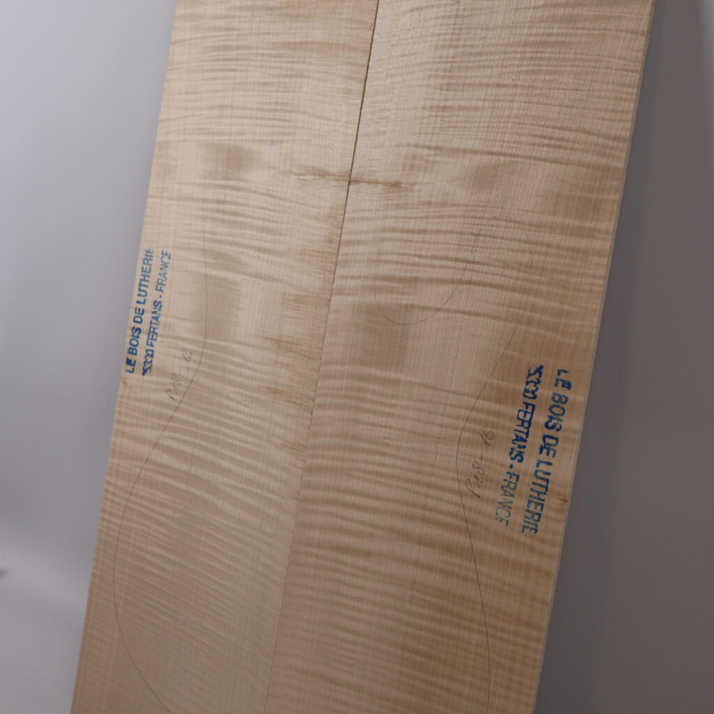 Table guitare électrique érable ondé 1S – 4 mm P18-16