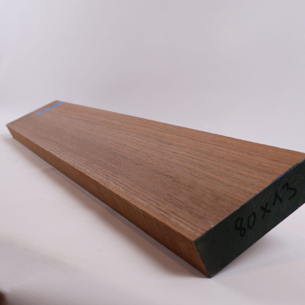 Manche guitare noyer US 1S 80x13x3.3cm sur quartier