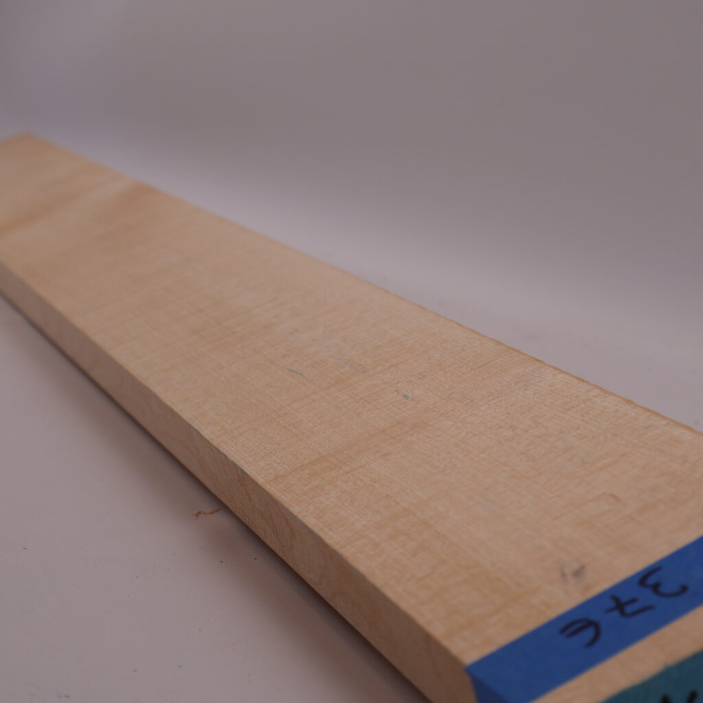 Manche guitare érable ondé 1B 98x10x2.5cm sur quartier – D23