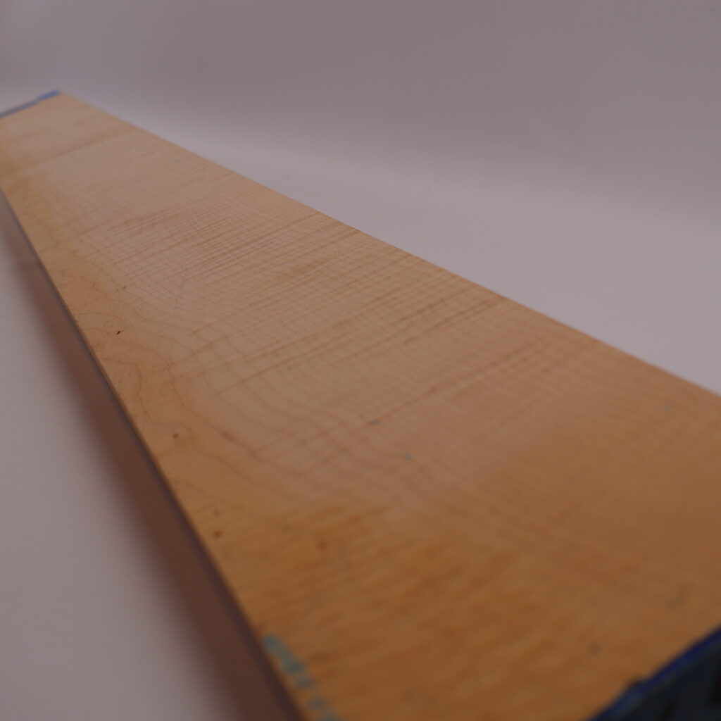 Manche guitare érable ondé 1S 105x10x2.5cm sur couche