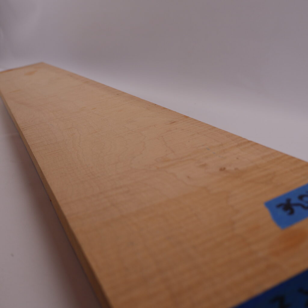 Manche guitare érable ondé 1S 107x14x2.5cm sur couche