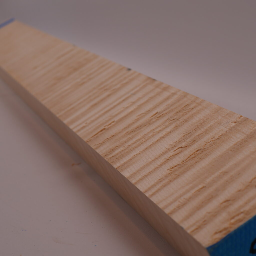 Manche guitare érable ondé 1S 91x9x4,5cm sur quartier – G23