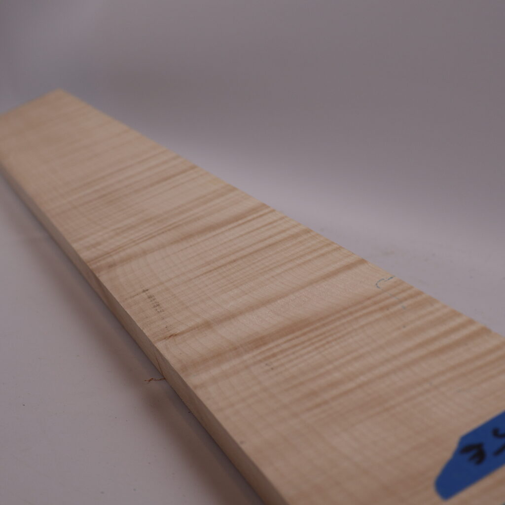 Manche guitare érable ondé 1S 99x10x2.5cm sur quartier – H23
