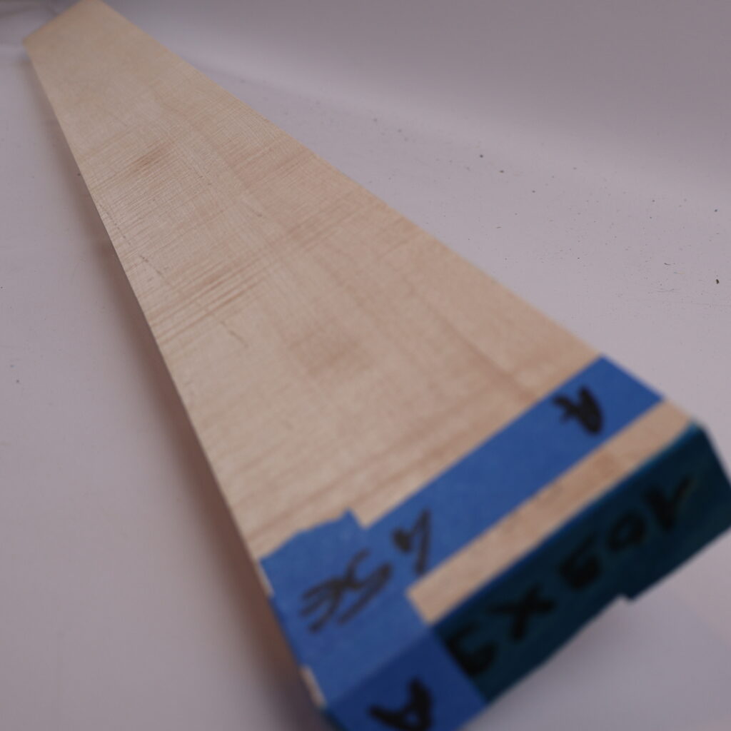 Manche guitare érable ondé 1A 109x9x2.5cm sur quartier – B22