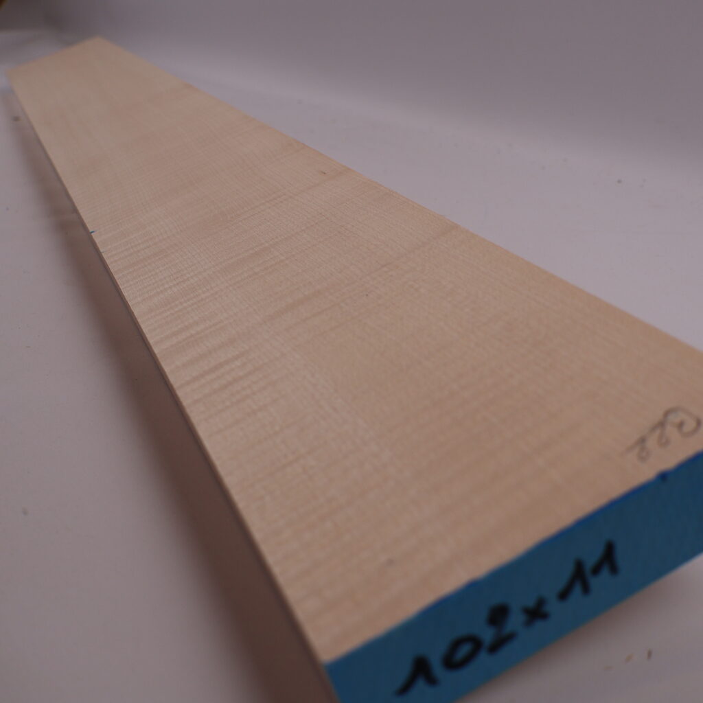 Manche guitare érable ondé 1A 102x11x2.5cm sur quartier – B22