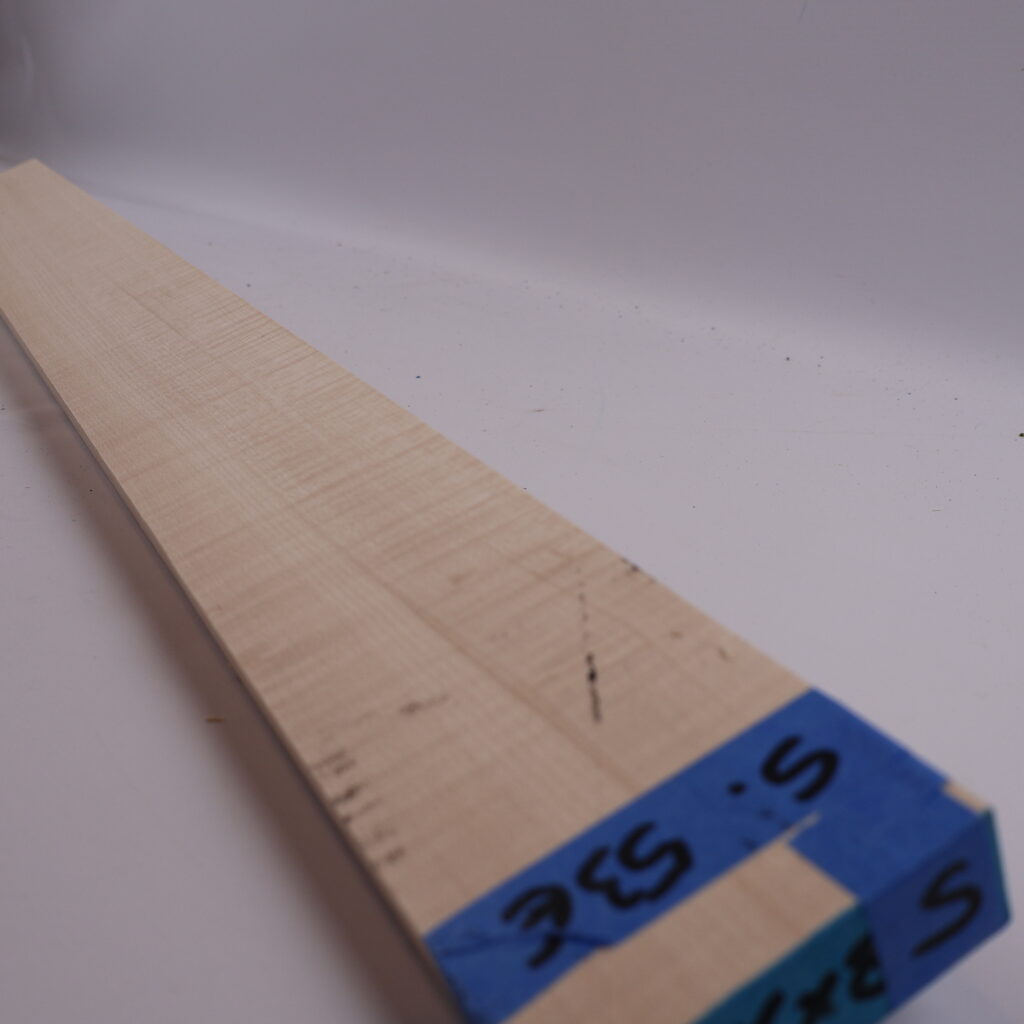 Manche guitare érable ondé 1S 96x8x2.5cm sur quartier – B22