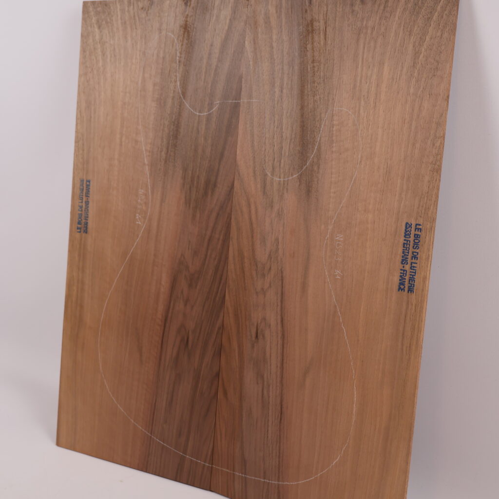 Table guitare électrique noyer 1B – 4mm NB23-41