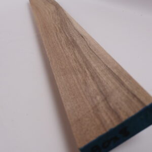 Photo produit Manche guitare noyer US 1A 90x8x2.5cm sur quartier-2023