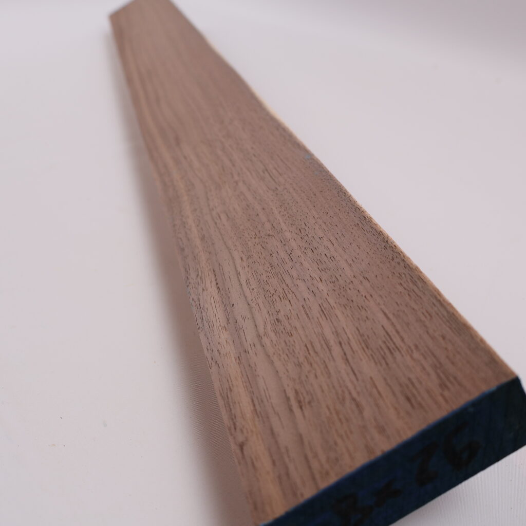 Manche guitare noyer US 1A 92x8x2.5cm sur quartier