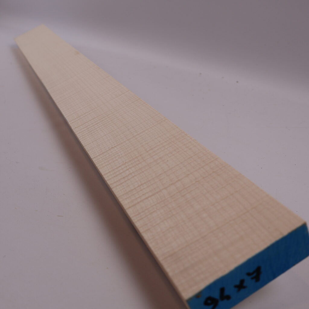Manche guitare érable ondé 1S 94x7x2.5cm sur couche