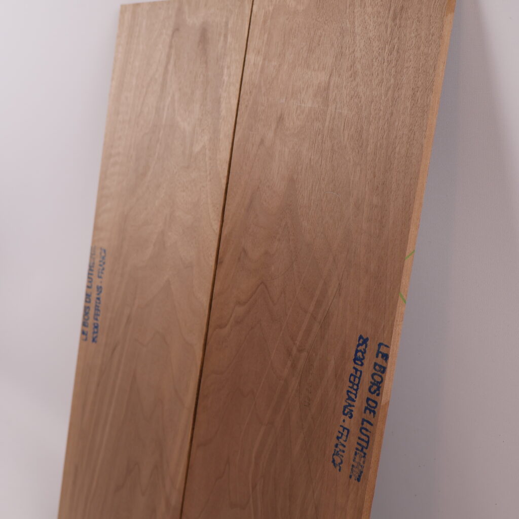 Table guitare électrique noyer 1B – 4mm NO22-40