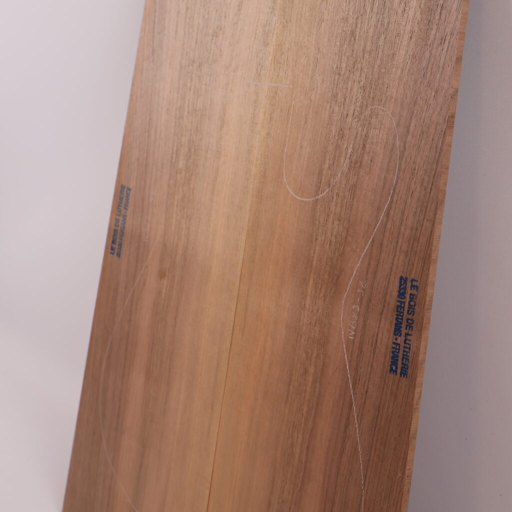 Table guitare électrique noyer 1B – 4mm NB23-32