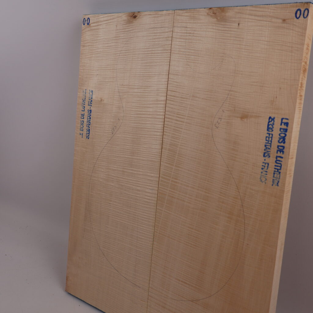 Table guitare électrique érable ondé 1A – 20 mm E23-1