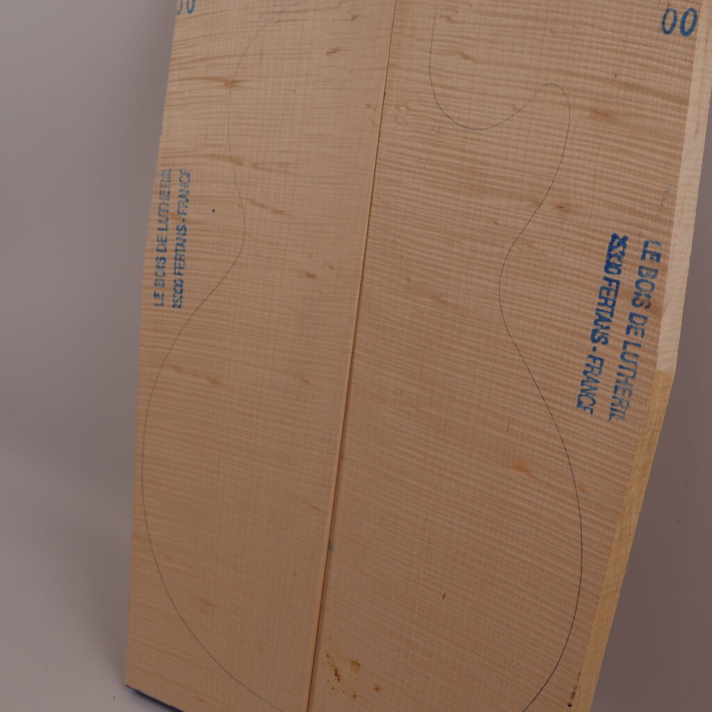 Table guitare électrique érable ondé 1A – 20 mm V22-61