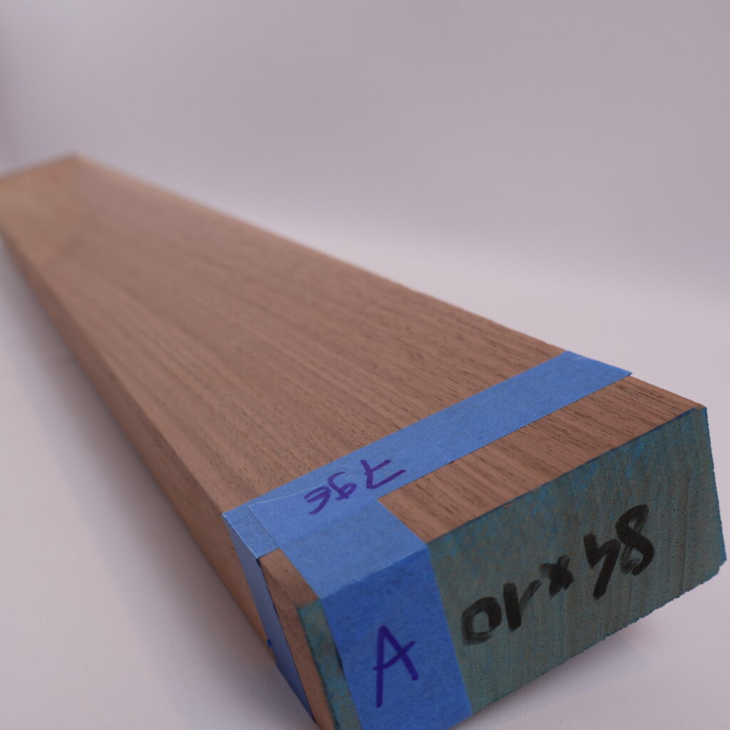 Manche guitare noyer 1A 84x10x4.5cm sur quartier