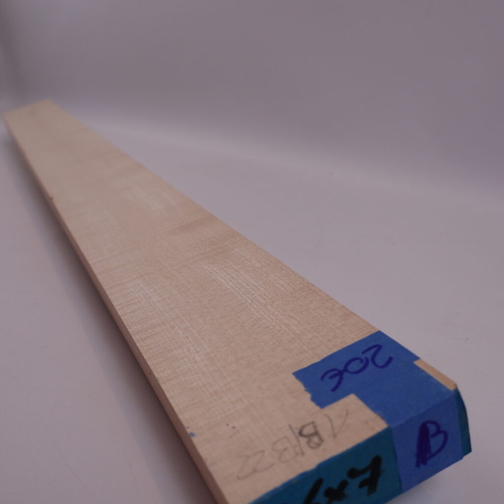 Manche guitare érable ondé 1B 96x7x2.5cm sur quartier – B22