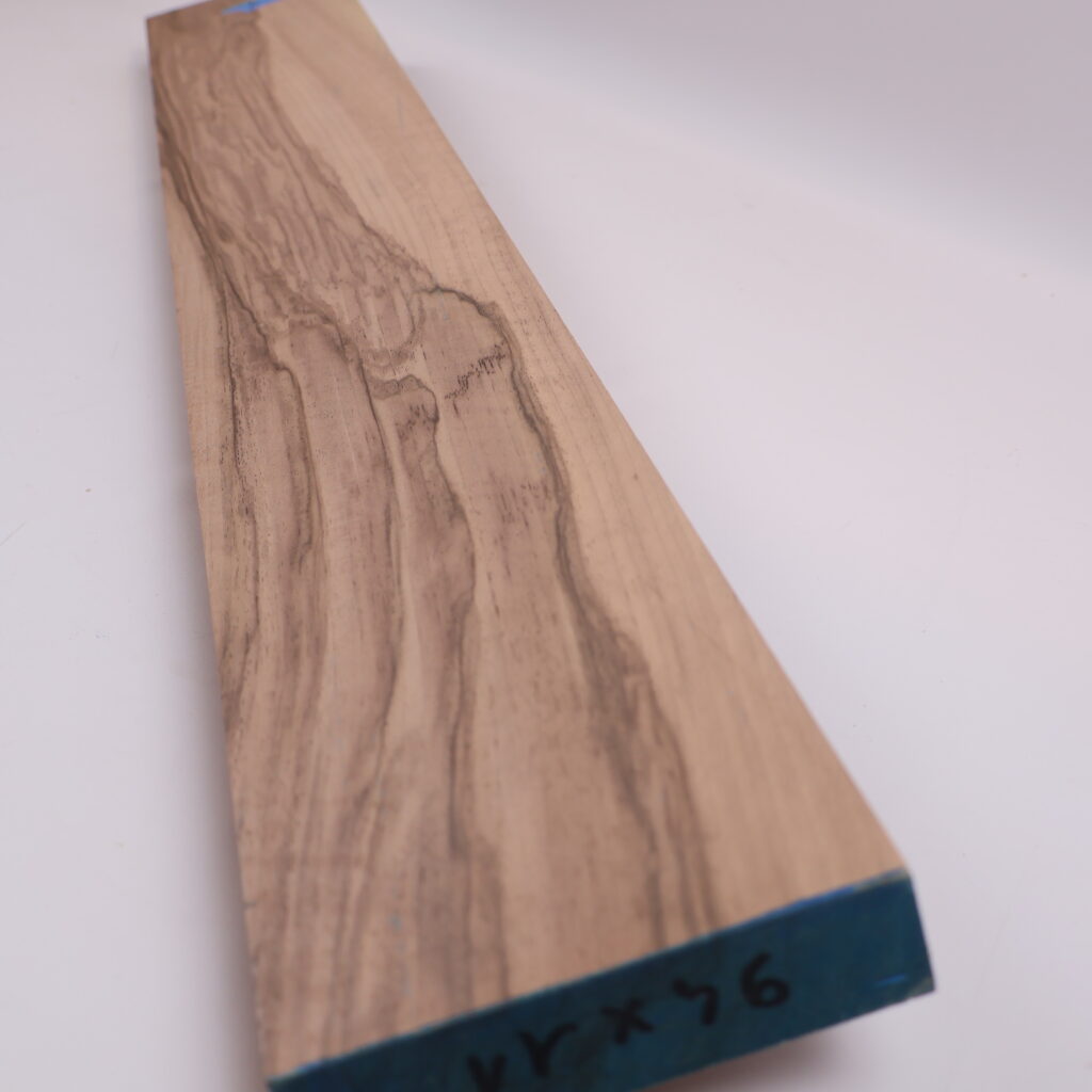 Manche guitare noyer 1A 94x11x2.5cm sur quartier