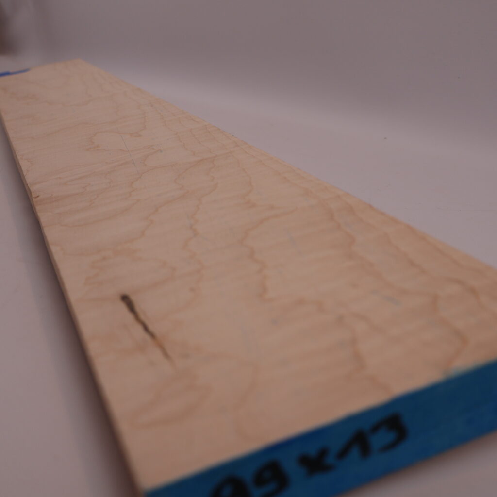 Manche guitare érable ondé 1S 99x13x2.5cm sur couche – A22