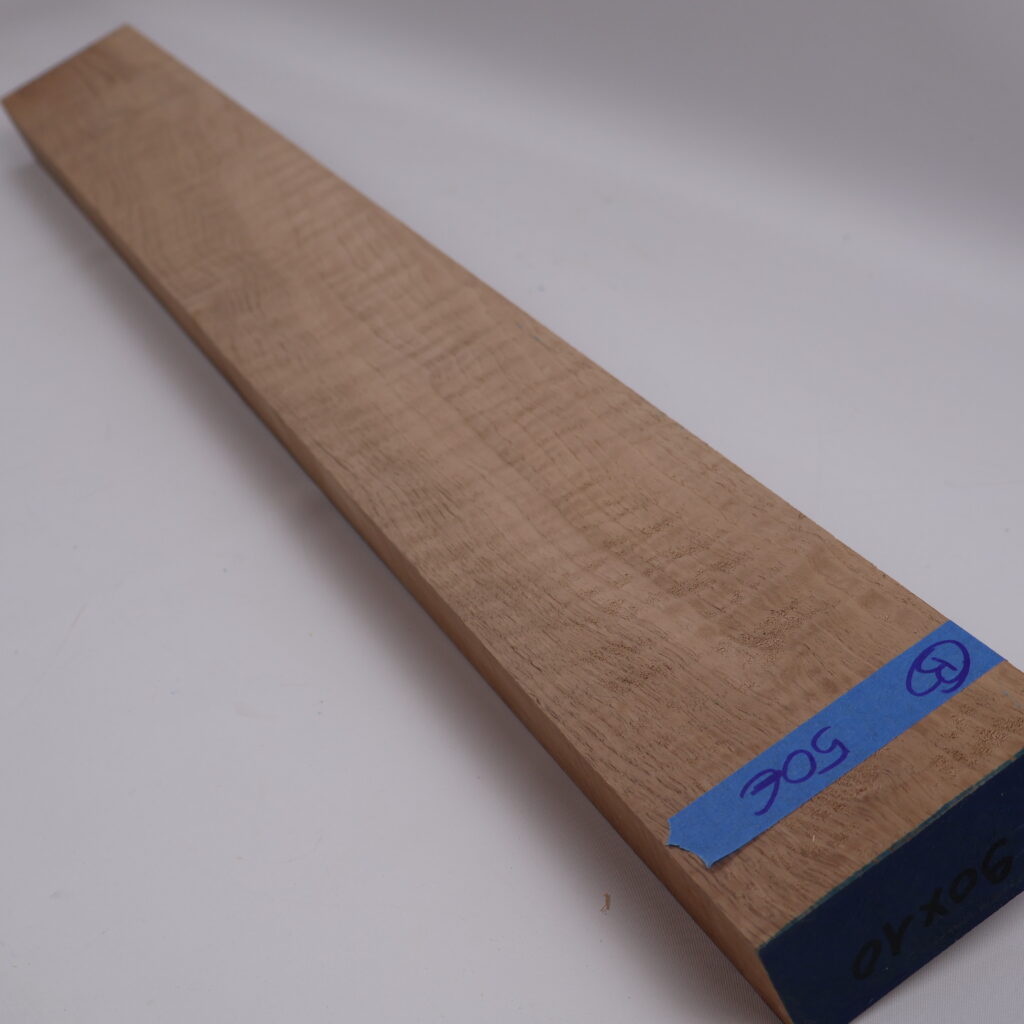 Manche guitare noyer 1B 90x10x4.5cm sur quartier 3/4