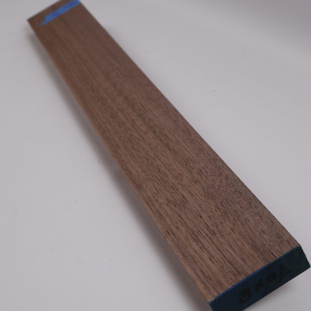 Manche guitare noyer US 1S 70x8x2.5cm sur quartier